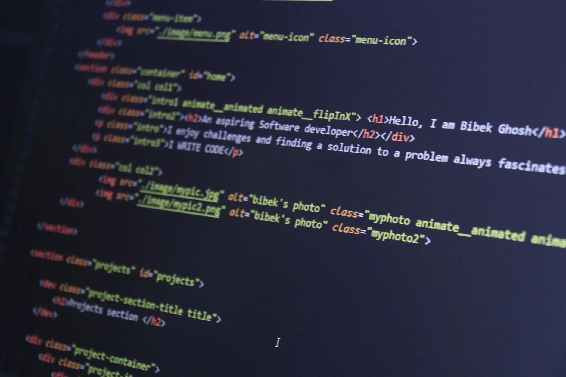 Экран компьютера с HTML-кодом сайта в редакторе